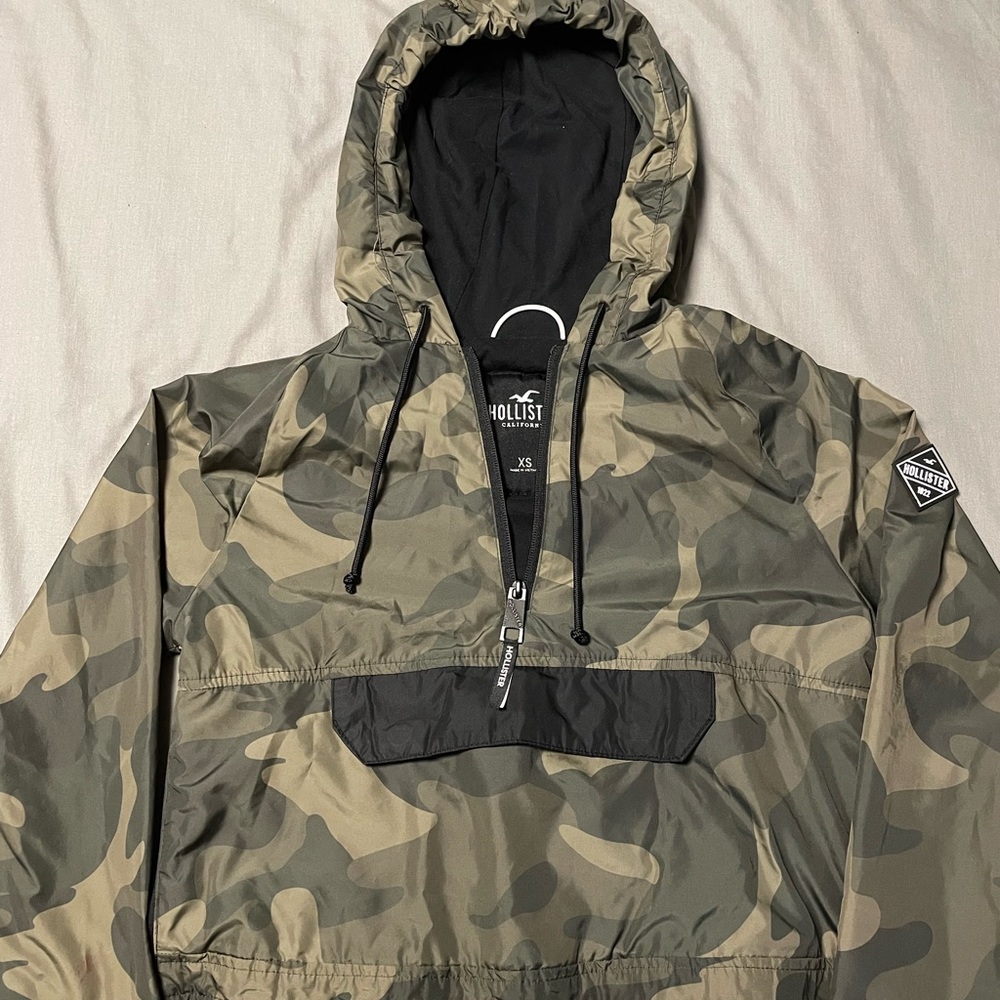 Hollister Cropped Camo Hooded Windbreaker